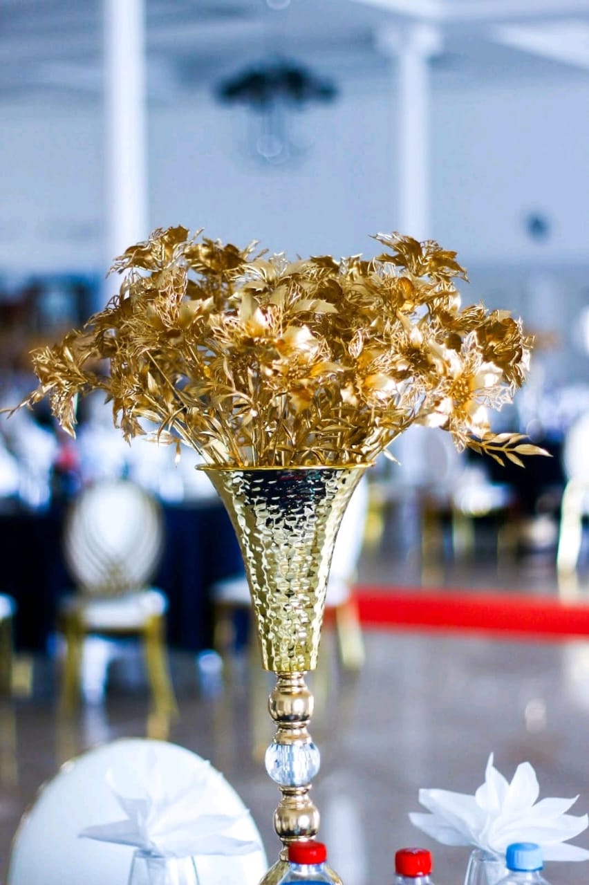 Intérieur de l'Espace Mahatehotia, tables dressées pour une réception